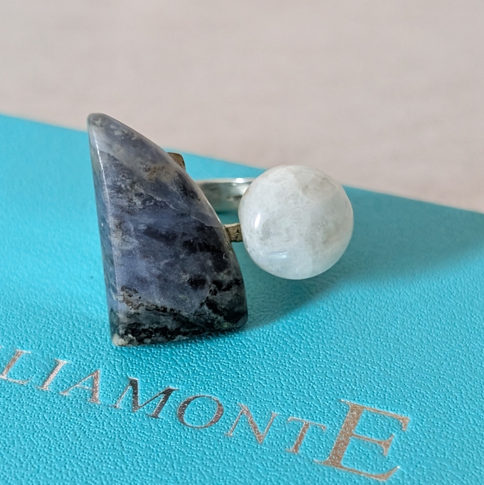 Design Blue and White Ring